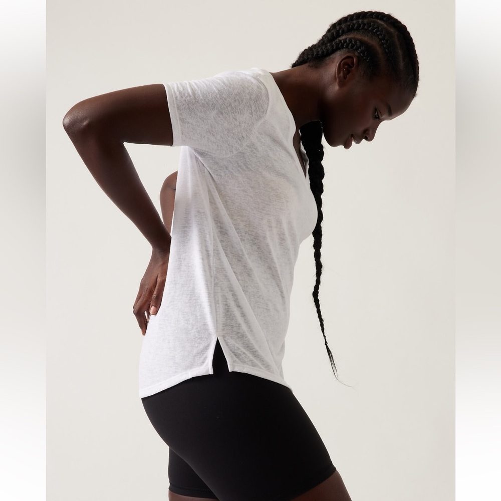 Athleta women’s white breezy scoop v tee t shirt size large lightweight travel